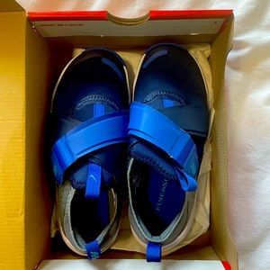 Brand new never worn Nike sneakers: flex advance fly ease in size 3